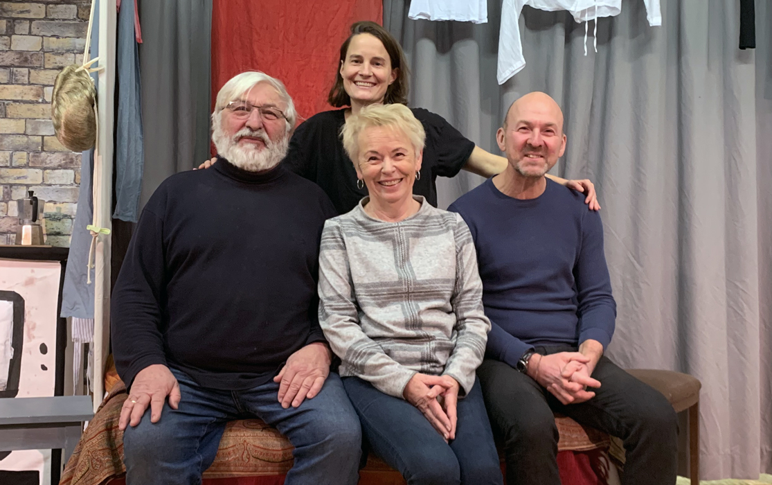 Andrea Praxmarer, Thomas Arbeiter und Franz Sulzenbacher mit Spielleiterin Margit Peer Die Theatertruppe